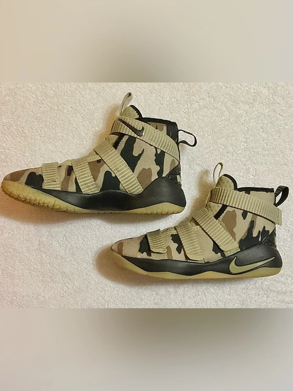 THESE ALMOST BRAND NEW (Nike Zoom LeBron Soldier 11) sneakers in a 